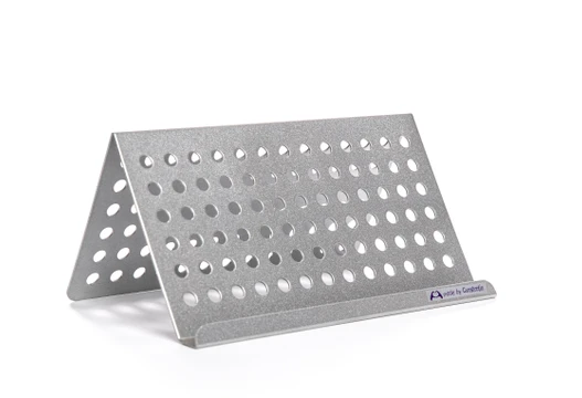 Tablethalter aus eloxiertem Aluminium in Silber mit gelochter Rückwand, Seitenansicht