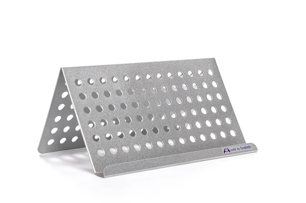 Tablethalter aus eloxiertem Aluminium in Silber mit gelochter Rückwand, Seitenansicht