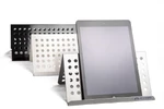 Tablethalter aus eloxiertem Aluminium in Schwarz, Weiß und Silber, vorne mit eingestelltem Tablet