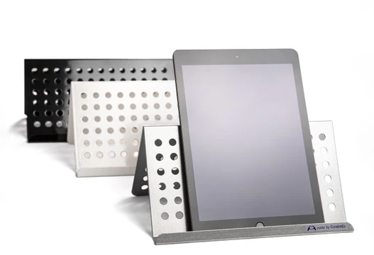Tablethalter aus eloxiertem Aluminium in Schwarz, Weiß und Silber, vorne mit eingestelltem Tablet