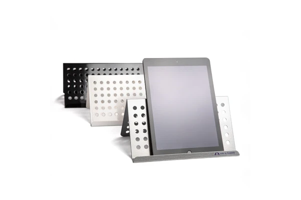 Tablethalter aus eloxiertem Aluminium in Schwarz, Weiß und Silber, vorne mit eingestelltem Tablet