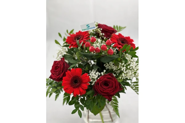 Blumenstrauß Größe S in Rot mit roten Gerbera, Rosen, Schleierkraut und roten Beeren