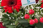 Blumenstrauß Größe S in Rot, Detailansicht mit roter Gerbera, Beeren und Schild von supergemacht