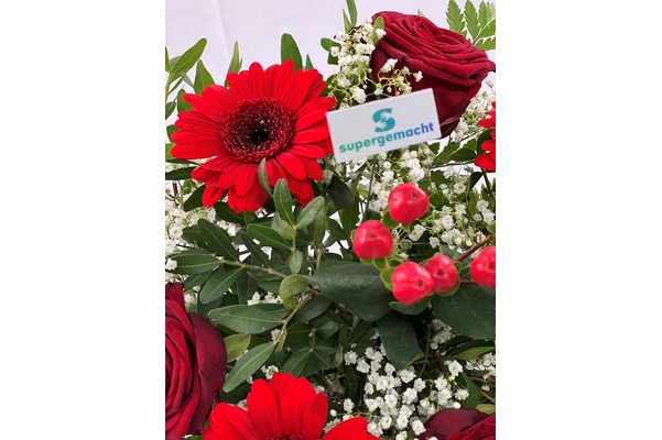 Blumenstrauß Größe S in Rot, Detailansicht mit roter Gerbera, Beeren und Schild von supergemacht
