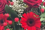 Blumenstrauß Größe M in Rot, Detailansicht mit roter Gerbera, Rosen und Schleierkraut