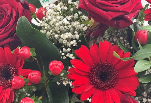 Blumenstrauß Größe M in Rot, Detailansicht mit roter Gerbera, Rosen und Schleierkraut