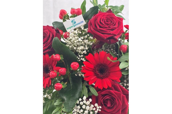 Blumenstrauß Größe M in Rot, Detailansicht mit roter Gerbera, Rosen und Schleierkraut