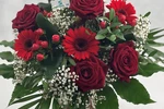 Blumenstrauß Größe M in Rot mit Rosen, Gerbera, Schleierkraut und roten Beeren in einer Vase