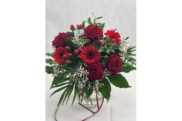 Blumenstrauß Größe M in Rot mit Rosen, Gerbera, Schleierkraut und roten Beeren in einer Vase