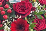 Blumenstrauß Größe L in Rot, Detailansicht mit Rose, Gerbera und Schild von supergemacht