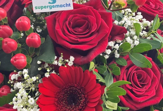 Blumenstrauß Größe L in Rot, Detailansicht mit Rose, Gerbera und Schild von supergemacht
