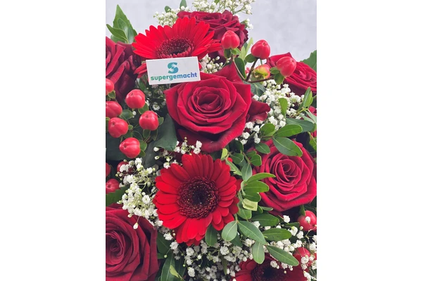 Blumenstrauß Größe L in Rot, Detailansicht mit Rose, Gerbera und Schild von supergemacht