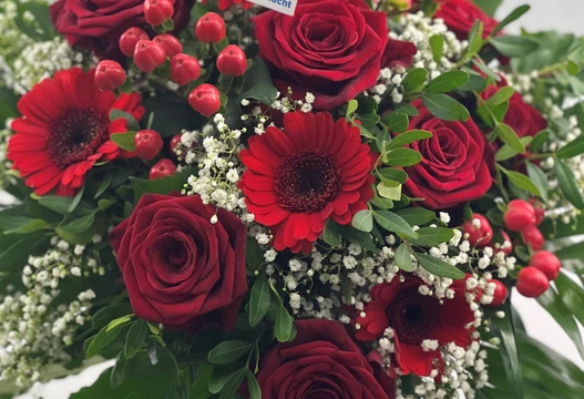 Blumenstrauß Größe L in Rot mit Rosen, Gerbera, Schleierkraut und roten Beeren