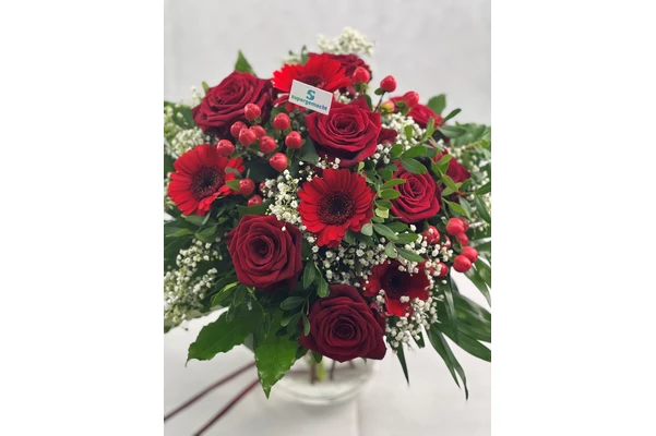 Blumenstrauß Größe L in Rot mit Rosen, Gerbera, Schleierkraut und roten Beeren