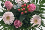 Blumenstrauß Größe S in Rosa mit Gerbera, rosa Rosen, roten Beeren und Schild von supergemacht