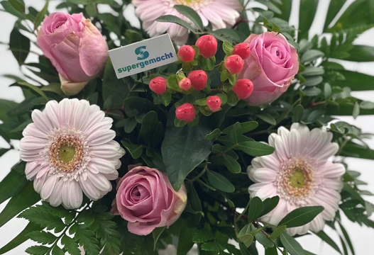 Blumenstrauß Größe S in Rosa mit Gerbera, rosa Rosen, roten Beeren und Schild von supergemacht