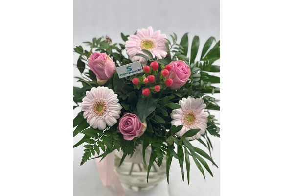 Blumenstrauß Größe S in Rosa mit Gerbera, rosa Rosen, roten Beeren und Schild von supergemacht