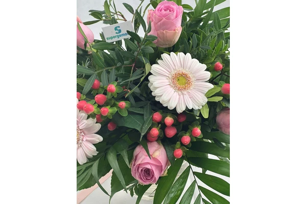 Blumenstrauß Größe M in Rosa, Detailansicht mit weißer Gerbera, Beeren und Rosenknospen