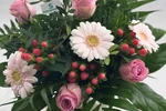 Blumenstrauß Größe M in Rosa mit weißen Gerbera, rosa Rosen und roten Beeren