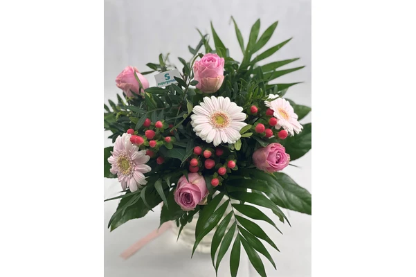 Blumenstrauß Größe M in Rosa mit weißen Gerbera, rosa Rosen und roten Beeren