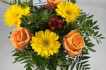Blumenstrauß Größe S in Gelb und Orange mit Gerbera, orangen Rosen, roten Beeren und Farnblättern