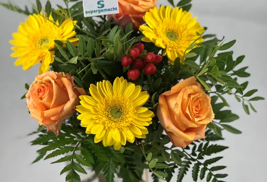 Blumenstrauß Größe S in Gelb und Orange mit Gerbera, orangen Rosen, roten Beeren und Farnblättern