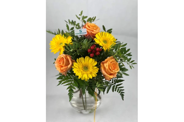 Blumenstrauß Größe S in Gelb und Orange mit Gerbera, orangen Rosen, roten Beeren und Farnblättern