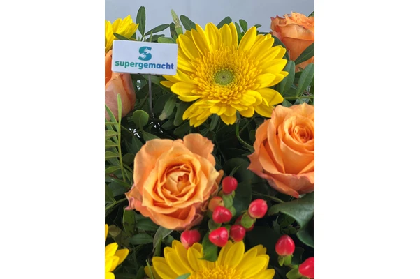 Blumenstrauß Größe L in Gelb und Orange, Detailansicht mit Gerbera, Rosen und roten Beeren