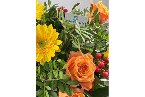 Blumenstrauß Größe M in Gelb und Orange, Detailansicht mit gelber Gerbera und oranger Rose