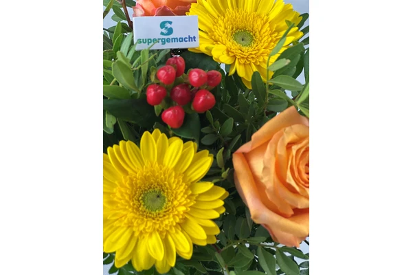 Blumenstrauß Größe S in Gelb und Orange, Detailansicht mit gelber Gerbera, oranger Rose und Beeren