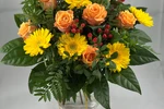 Blumenstrauß Größe L in Gelb und Orange mit Gerbera, Rosen und roten Beeren in einer Glasvase