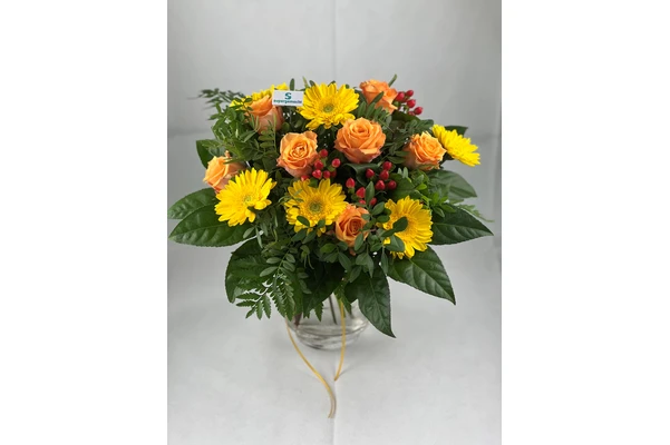 Blumenstrauß Größe L in Gelb und Orange mit Gerbera, Rosen und roten Beeren in einer Glasvase