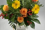 Blumenstrauß Größe M in Gelb und Orange mit Gerbera, Rosen und roten Beeren in einer Glasvase
