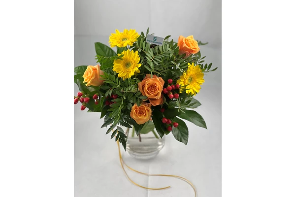 Blumenstrauß Größe M in Gelb und Orange mit Gerbera, Rosen und roten Beeren in einer Glasvase