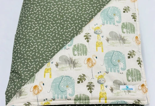 Babydecke und Krabbeldecke neutral mit Elefanten und Giraffen, Detailansicht mit grüner Rückseite