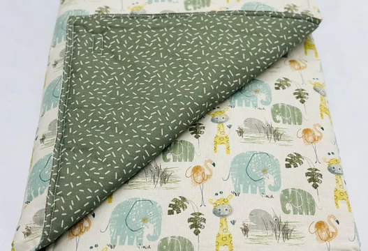 Babydecke und Krabbeldecke neutral mit Elefanten und Giraffen, Rückseite in Olivgrün, gefaltet