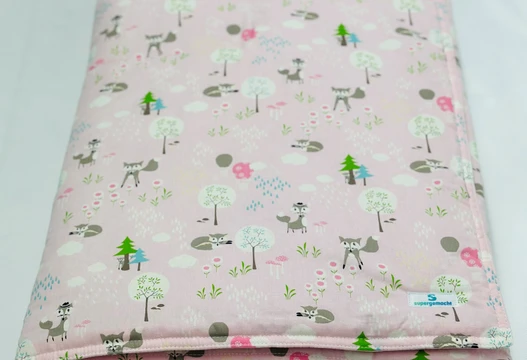 Babydecke und Krabbeldecke in Rosa mit Fuchs-, Baum- und Blumenmotiv, Vorderseite