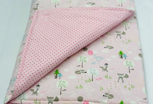 Babydecke und Krabbeldecke in Rosa mit Fuchsmotiv, Rückseite mit rosa Punkten, gefaltet