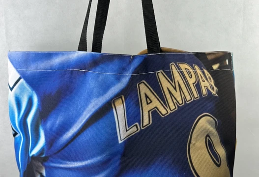 Re-Use Shopper aus Werbebannern in Blau mit Fußballtrikot-Motiv und Schriftzug, Vorderansicht