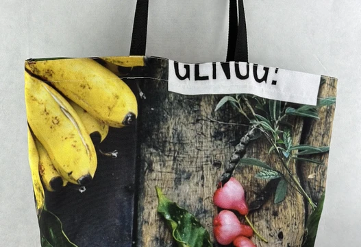 Re-Use Shopper aus Werbebannern mit gelber Blüte und roten Früchten, Vorderansicht