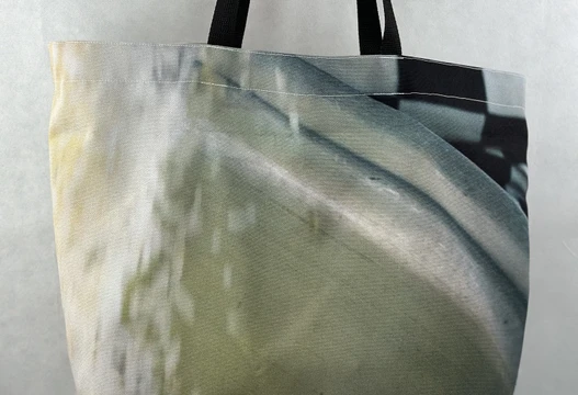 Re-Use Shopper aus Werbebannern in Grau- und Grüntönen mit Wellenstruktur, Vorderansicht