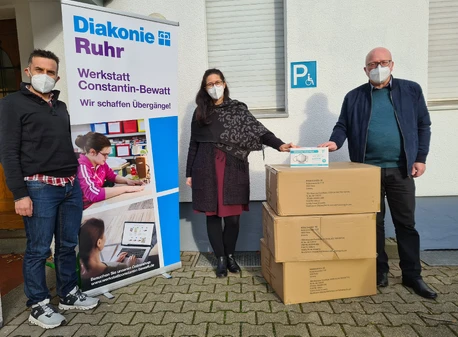 Die Wemag spendet Schutzmasken an die Werkstatt Constantin-Bewatt