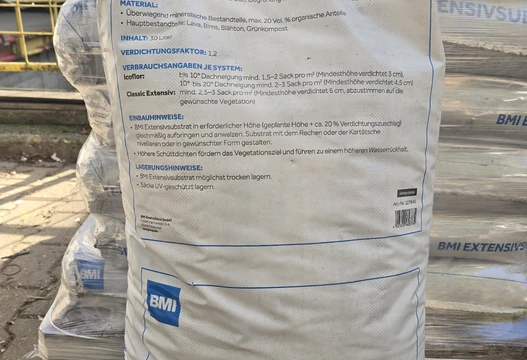 Sack Extensivsubstrat von BMI mit Verbrauchsangaben, Einbauhinweisen und Lagerungshinweisen